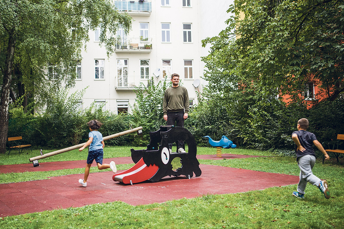 Billige Miete, gutes Leben:Ivan freut sich sogar über den Spielplatz (Foto: Zoe Opratko)