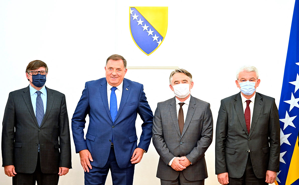 US-Sonderbeauftragte für den Balkan Matthew Palmer mit den Mitgliedern des dreiköpfigen Bosnischen Präsidiums, Milorad Dodik, Zeljko Komšić und Še k Dzaferović. (v. l. n. r) 