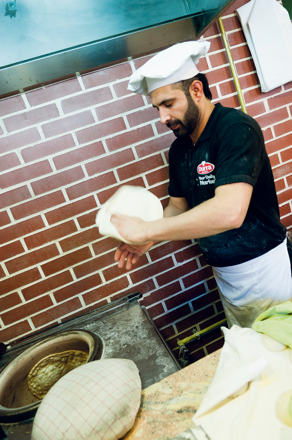 Durra ist der erste syrische Supermarkt in Österreich. Neben Lebensmitteln werden hier frische Mehlspeisen und Süßigkeiten zubereitet. Foto: Christoph Liebentritt