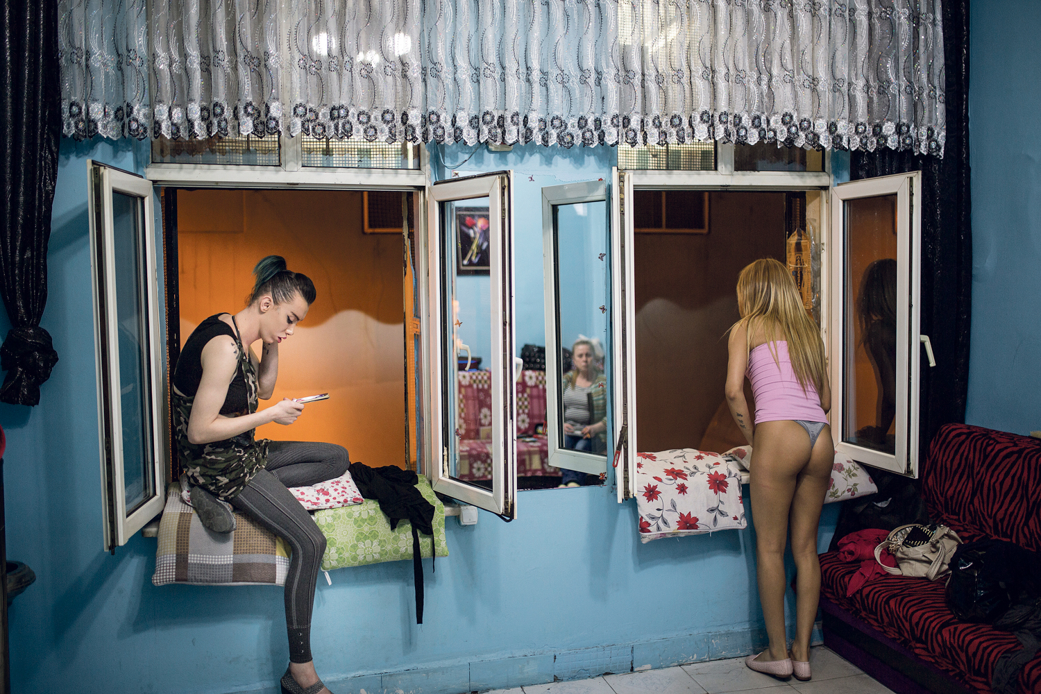 Normalerweise sitzen die Prostituierten im Fenster des Bordells und locken so mögliche Freier an. Da die Straße mitten im Szeneviertel Beyoglu liegt, verirren sich oft auch TouristInnen hierher.