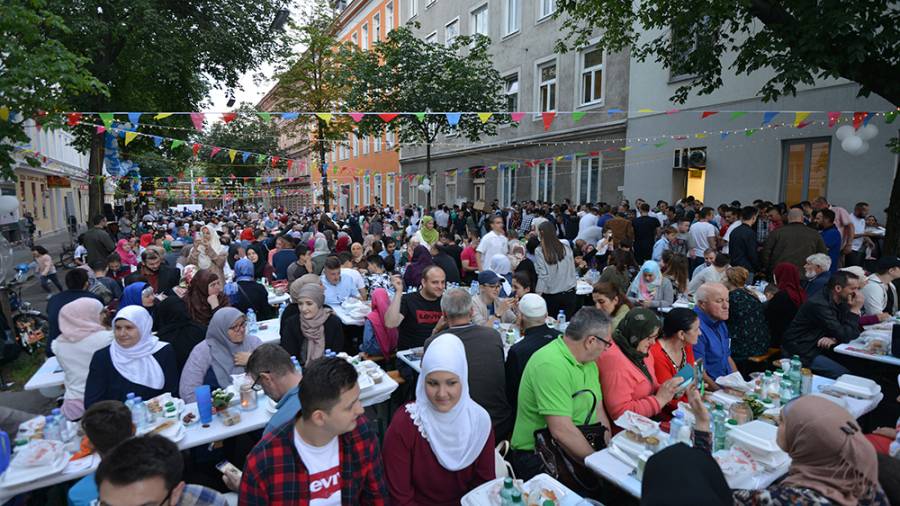 Großes Interesse an ersten Open Air Iftar auf Wiener Straßen ...