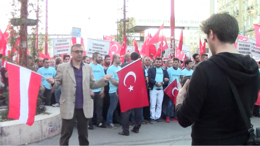 Türkische Demonstranten weißen österreichische Anschuldigung des Völkermordes an den Armeniern zurück