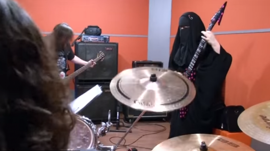 Niqab tragende muslimische Rockerin