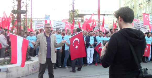 Türkische Demonstranten weißen österreichische Anschuldigung des Völkermordes an den Armeniern zurück