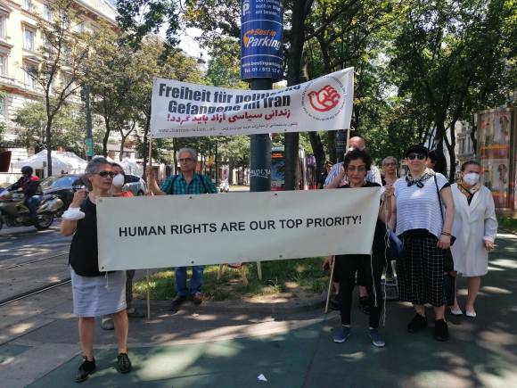 Exiliraner demonstrieren gegen Demonstrationsverbot vor Grand Hotel